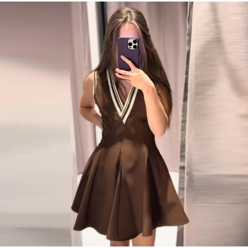 Kianna - Flattering V-neck dress