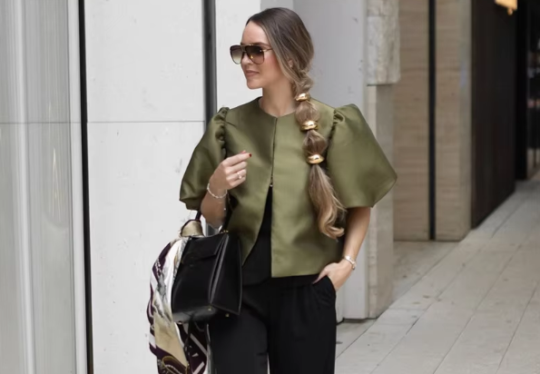 Anna - Elegant bell sleeve blouse