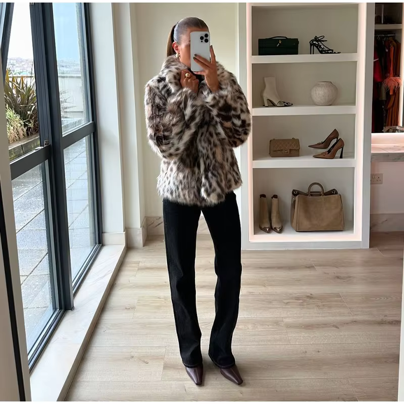 Isa - Elegant faux fur coat