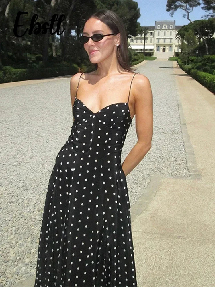 Rosalie - Flattering polkadot dress